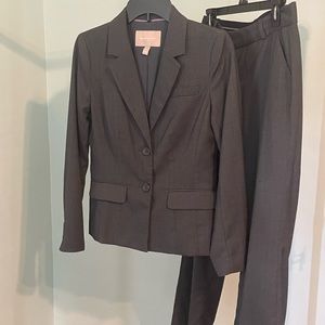 Full Banana Republic Ladies Petite Suit in Size 2, Heathered Grey